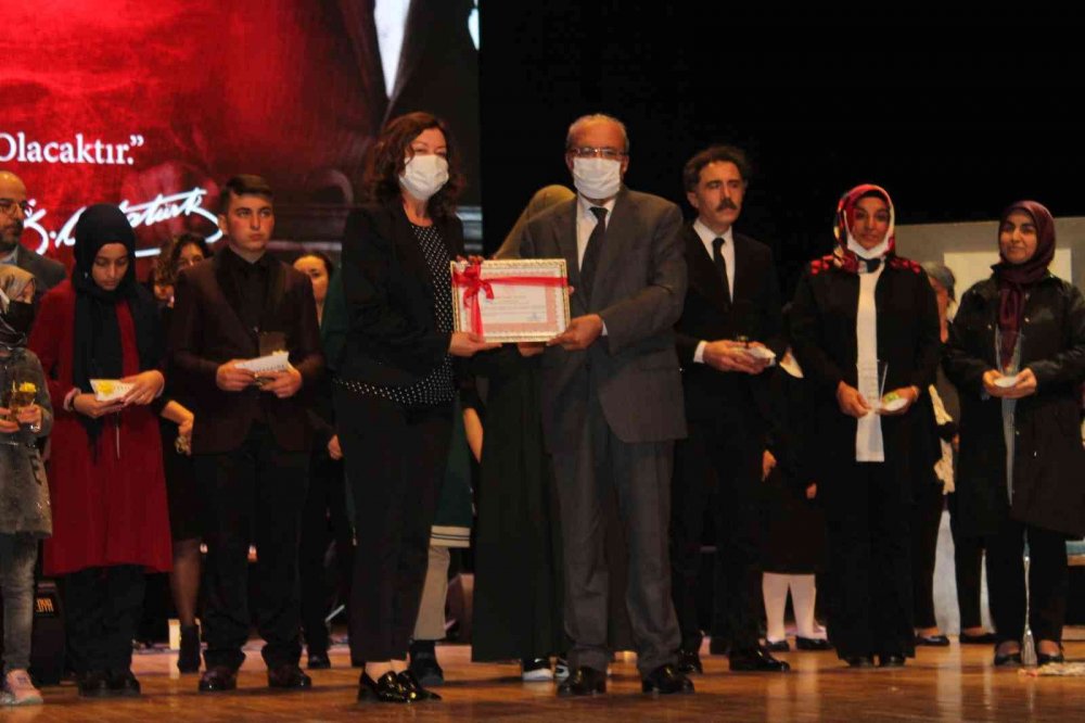 Konya'da 24 Kasım Öğretmenler Günü çeşitli etkinliklerle kutlandı