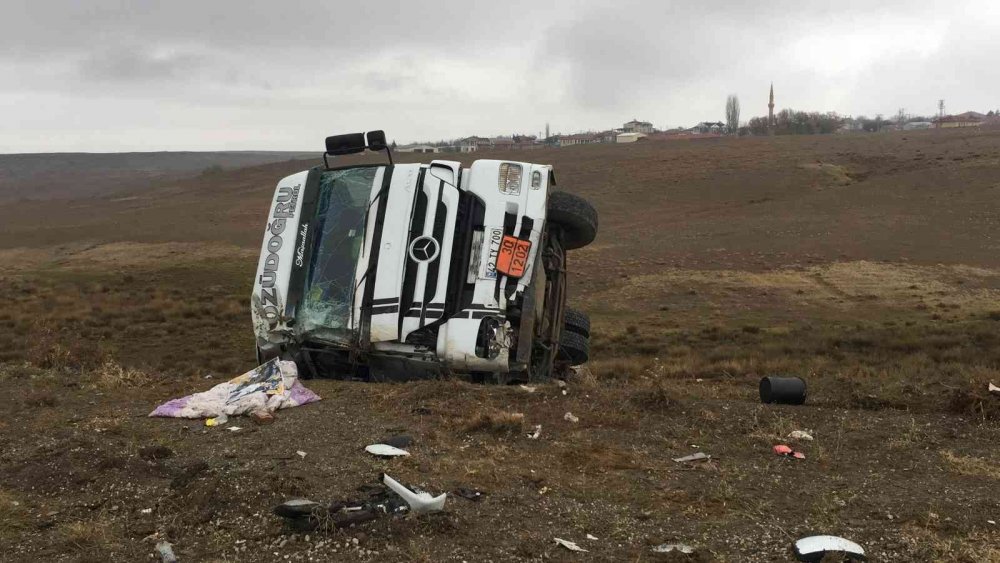 Konya’da yağış kazayı getirdi! Şarampole devrilen akaryakıt tankerinin sürücüsü öldü