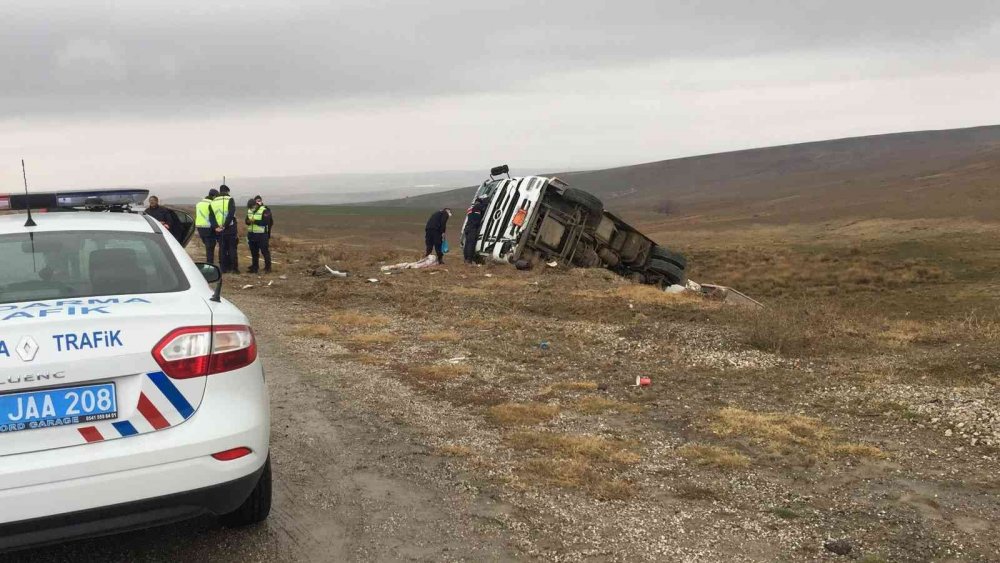 Konya’da yağış kazayı getirdi! Şarampole devrilen akaryakıt tankerinin sürücüsü öldü