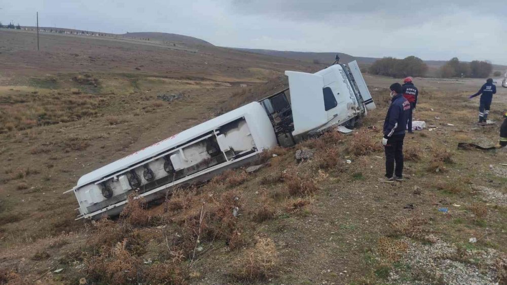 Konya’da yağış kazayı getirdi! Şarampole devrilen akaryakıt tankerinin sürücüsü öldü