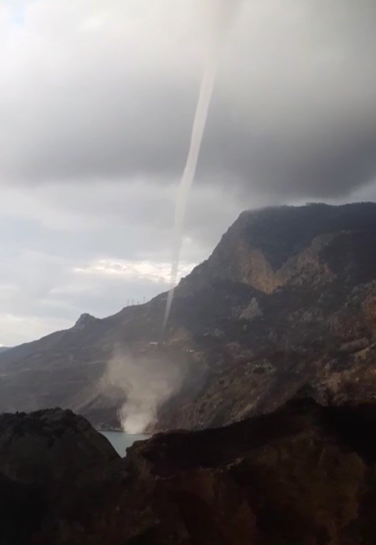 Mersin'de denizde çıkan hortum böyle görüntülendi