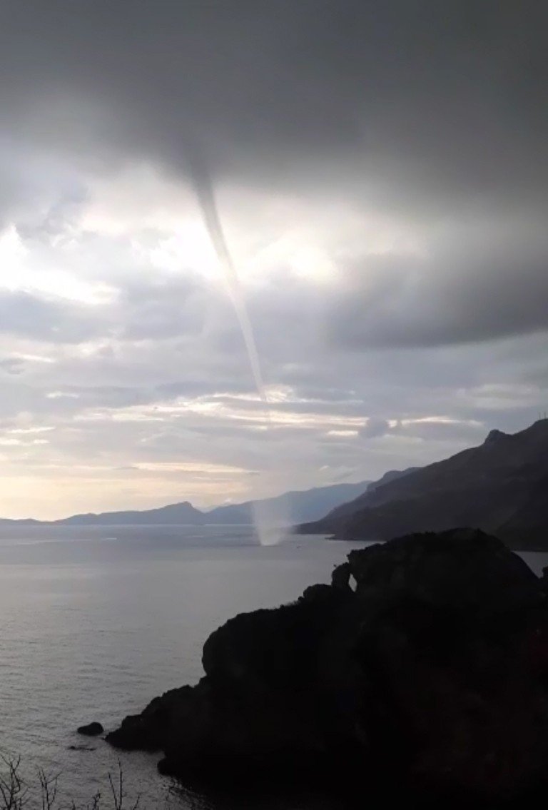 Mersin'de denizde çıkan hortum böyle görüntülendi