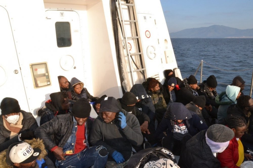 Yunanistan'ın Türk kara sularına geri ittiği 274 düzensiz göçmen daha kurtarıldı