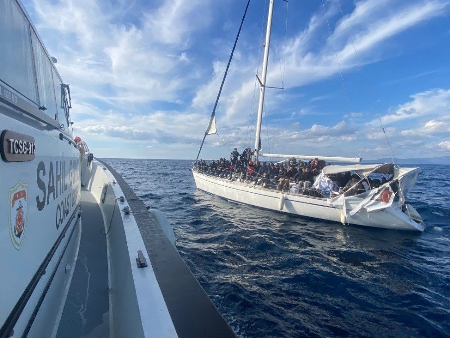 Yunanistan'ın Türk kara sularına geri ittiği 274 düzensiz göçmen daha kurtarıldı
