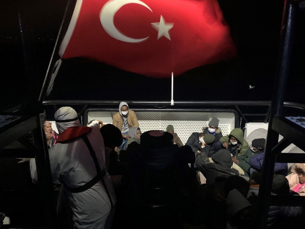 Yunanistan'ın Türk kara sularına geri ittiği 274 düzensiz göçmen daha kurtarıldı