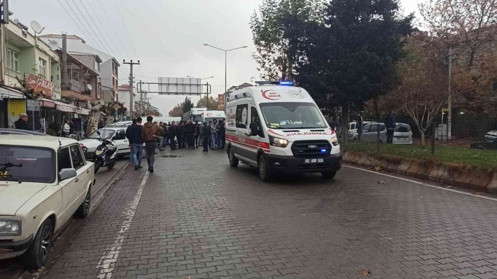 Gölbaşı'nda feci kaza! Otomobilin çarptığı 2 minik kız kardeş ağır yaralandı