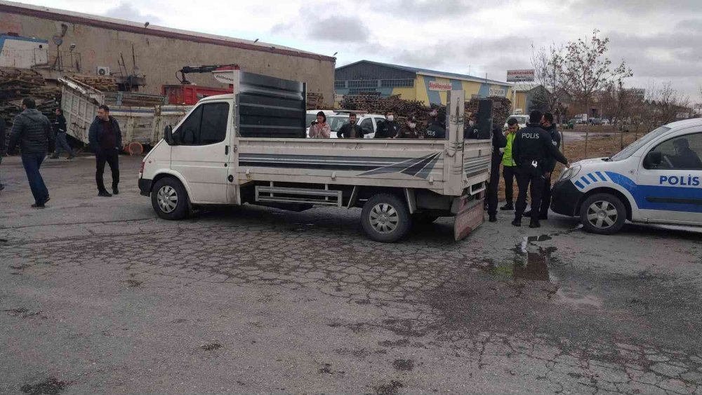 Konya'da 'dur' ihtarına uymayan suç makinesi polis aracına çarpıp kaçtı!