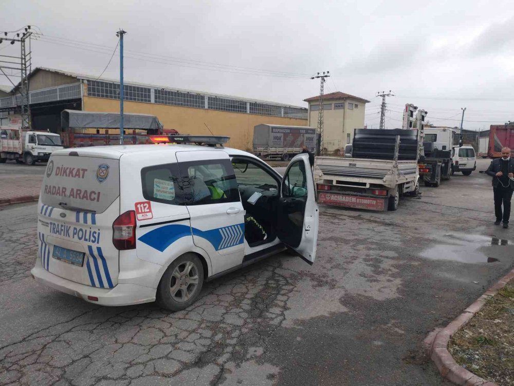 Konya'da 'dur' ihtarına uymayan suç makinesi polis aracına çarpıp kaçtı!