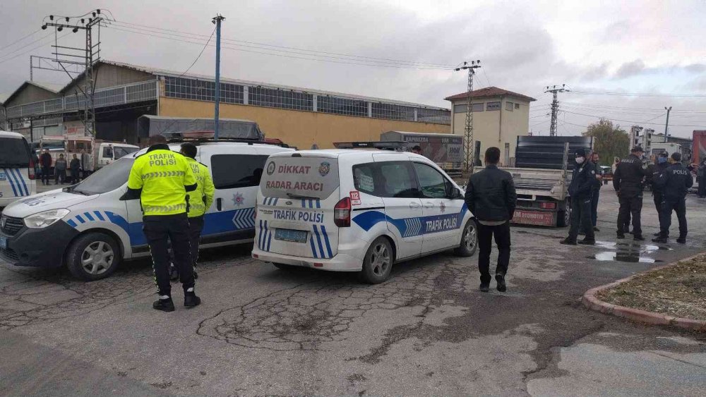 Konya'da 'dur' ihtarına uymayan suç makinesi polis aracına çarpıp kaçtı!