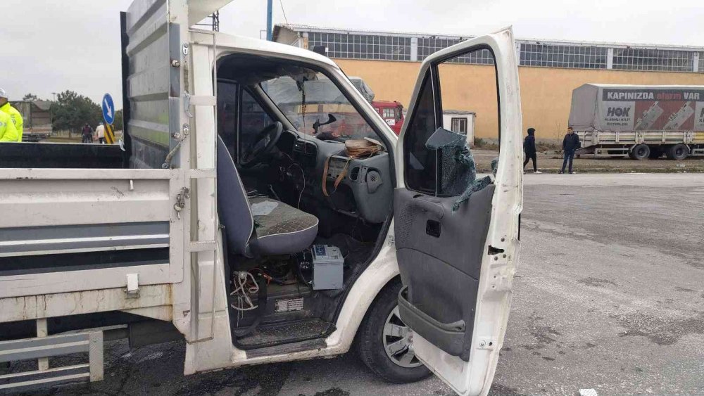 Konya'da 'dur' ihtarına uymayan suç makinesi polis aracına çarpıp kaçtı!