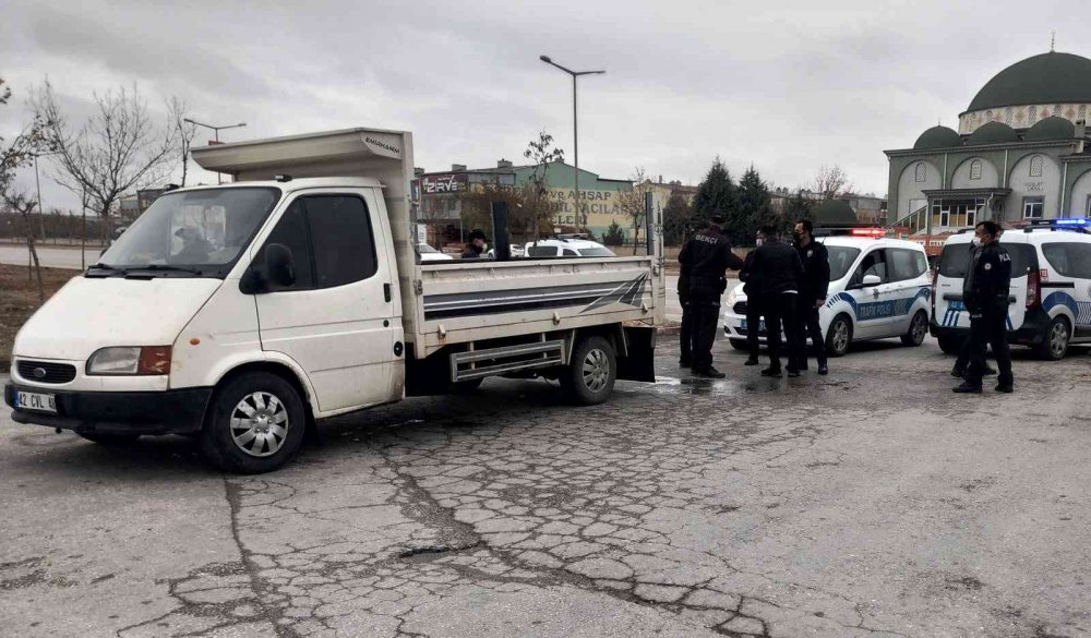 Konya'da 'dur' ihtarına uymayan suç makinesi polis aracına çarpıp kaçtı!