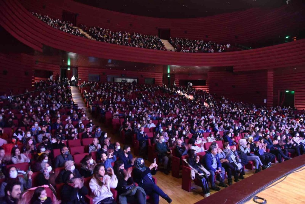 Selçuklu Belediyesi 'Cana Dokunmak' isimli müzikal tiyatroya ev sahipliği yaptı