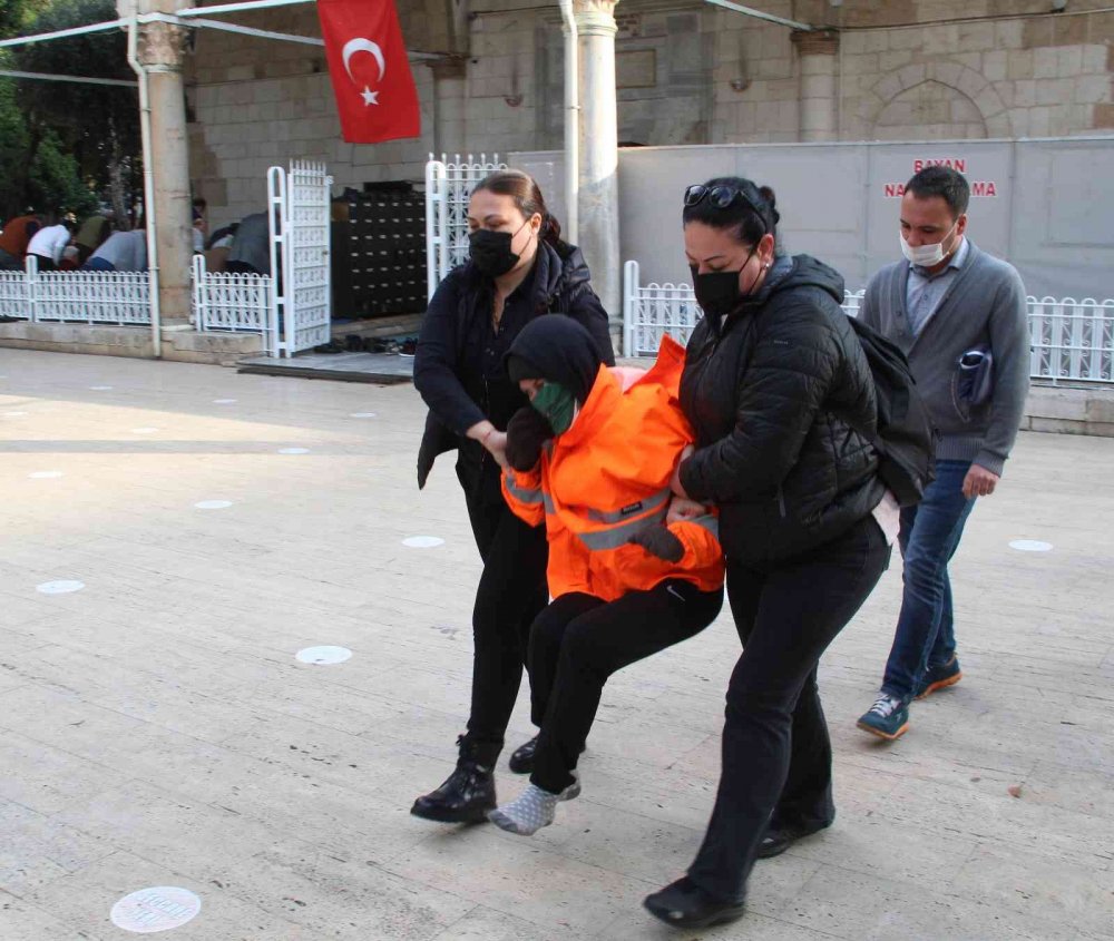 Cami önünde bale yapıp içeride taşkınlık yapan Rus kadına polis müdahale etti