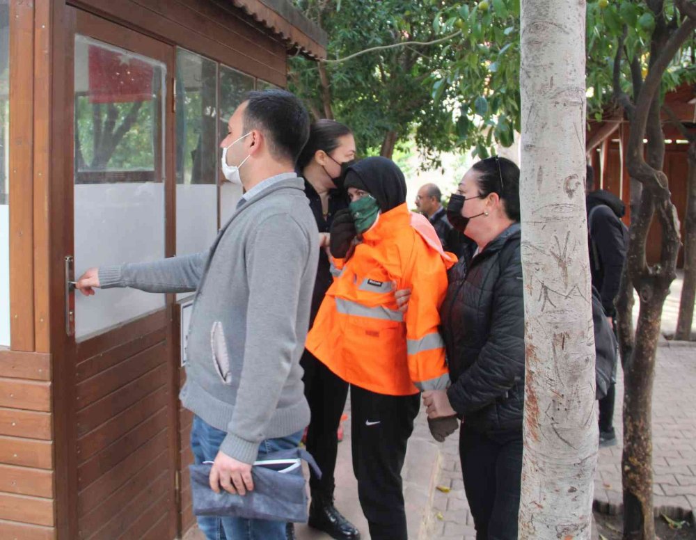 Cami önünde bale yapıp içeride taşkınlık yapan Rus kadına polis müdahale etti