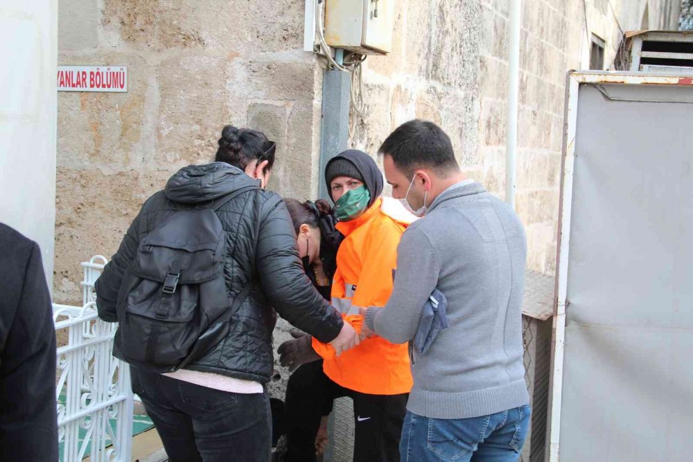 Cami önünde bale yapıp içeride taşkınlık yapan Rus kadına polis müdahale etti