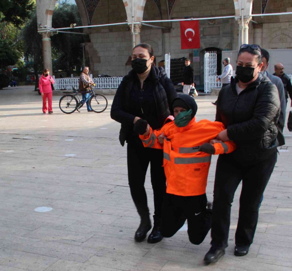 Cami önünde bale yapıp içeride taşkınlık yapan Rus kadına polis müdahale etti