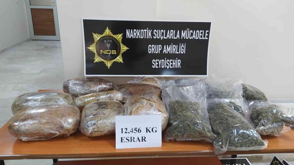 Konya’da durdurulan aracın özel bölmesinden 12 kilo 456 gram esrar çıktı