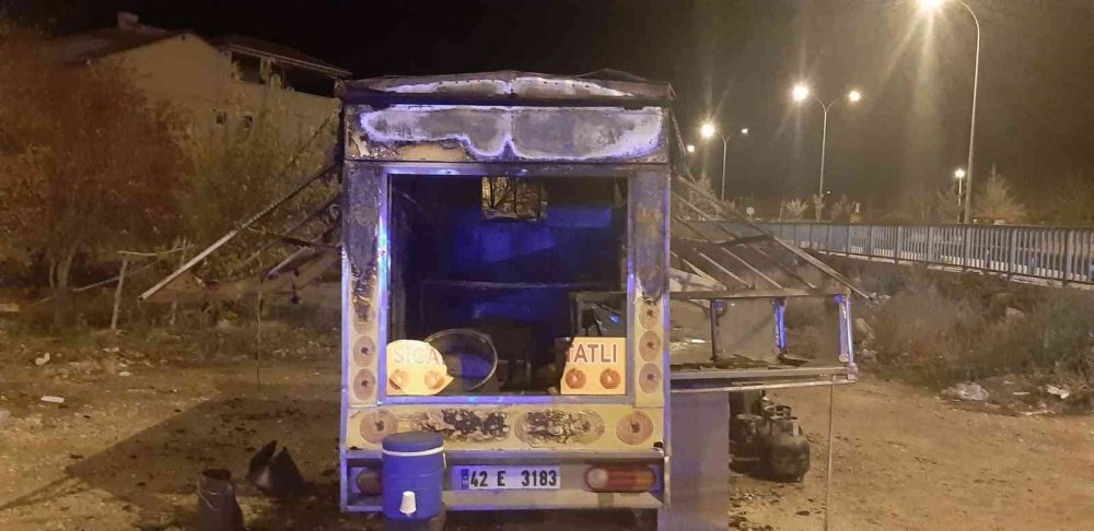 Afyon'da seyyar tatlı aracı alev topuna döndü! 1 yaralı