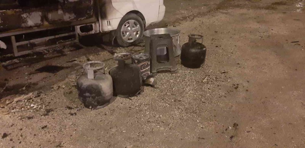 Afyon'da seyyar tatlı aracı alev topuna döndü! 1 yaralı