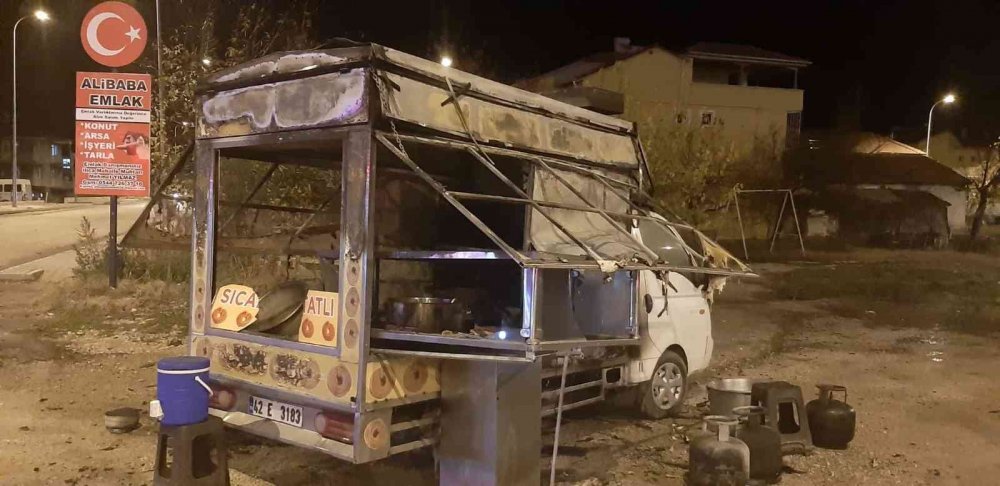 Afyon'da seyyar tatlı aracı alev topuna döndü! 1 yaralı
