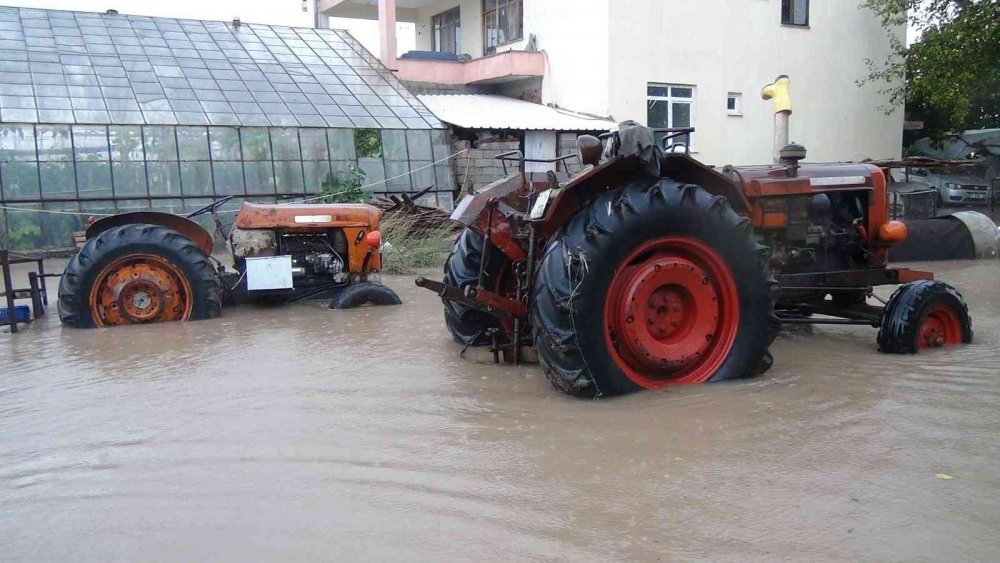 Aksu ve Serik'te yağmur ve fırtına seraları vurdu! Ahırları su bastı