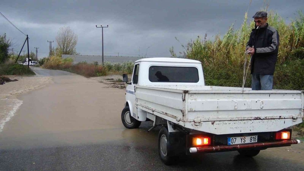 Aksu ve Serik'te yağmur ve fırtına seraları vurdu! Ahırları su bastı