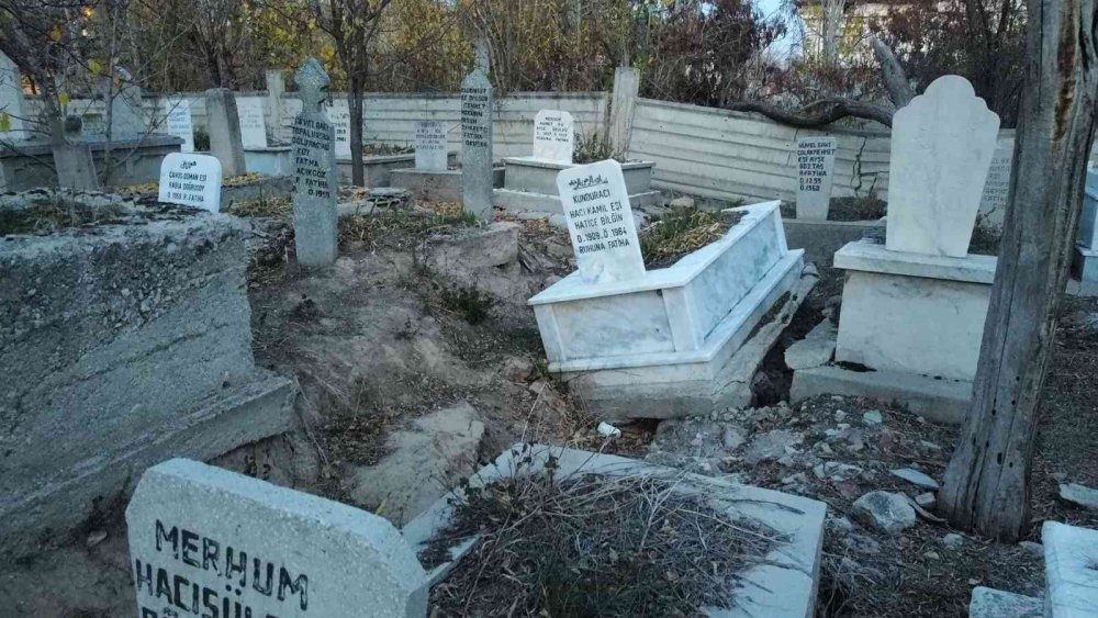 Konya depremi sonrası Bolvadin'de korkutan manzara! Yarıklar büyüyor