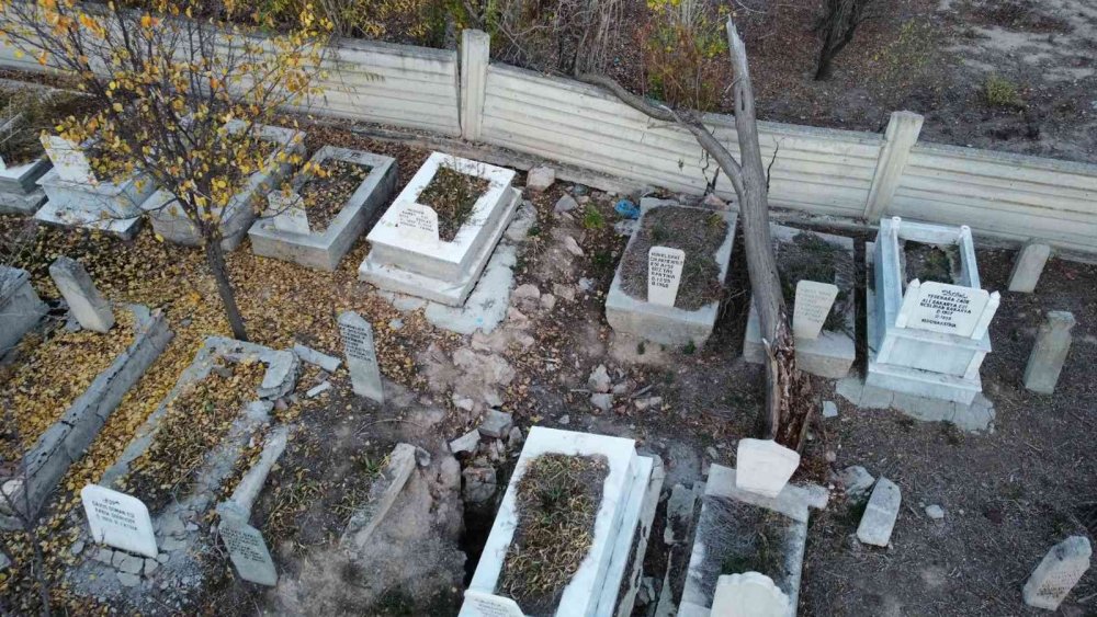 Konya depremi sonrası Bolvadin'de korkutan manzara! Yarıklar büyüyor