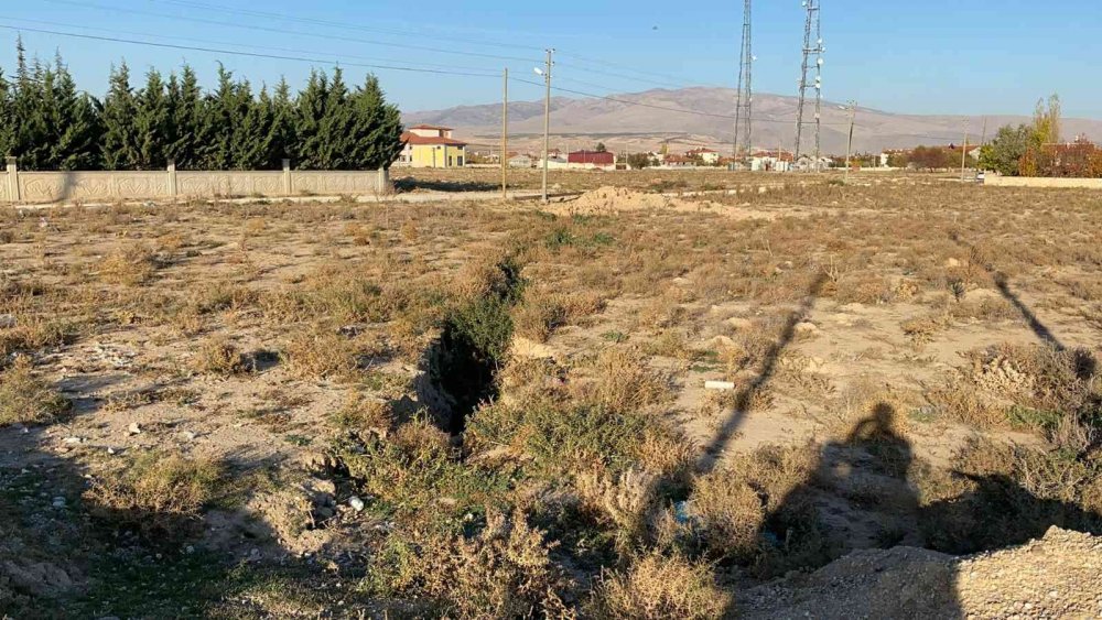 Konya depremi sonrası Bolvadin'de korkutan manzara! Yarıklar büyüyor