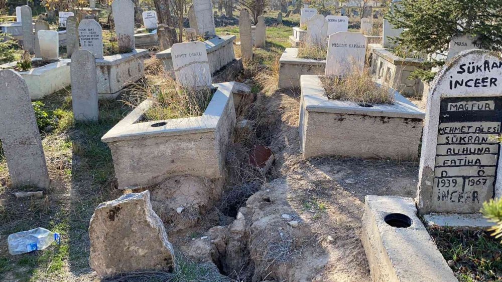 Konya depremi sonrası Bolvadin'de korkutan manzara! Yarıklar büyüyor