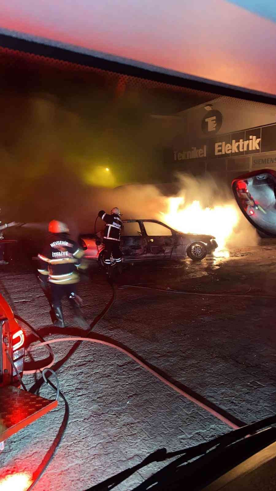 Sanayi sitesinde park halindeki araç alev topuna döndü