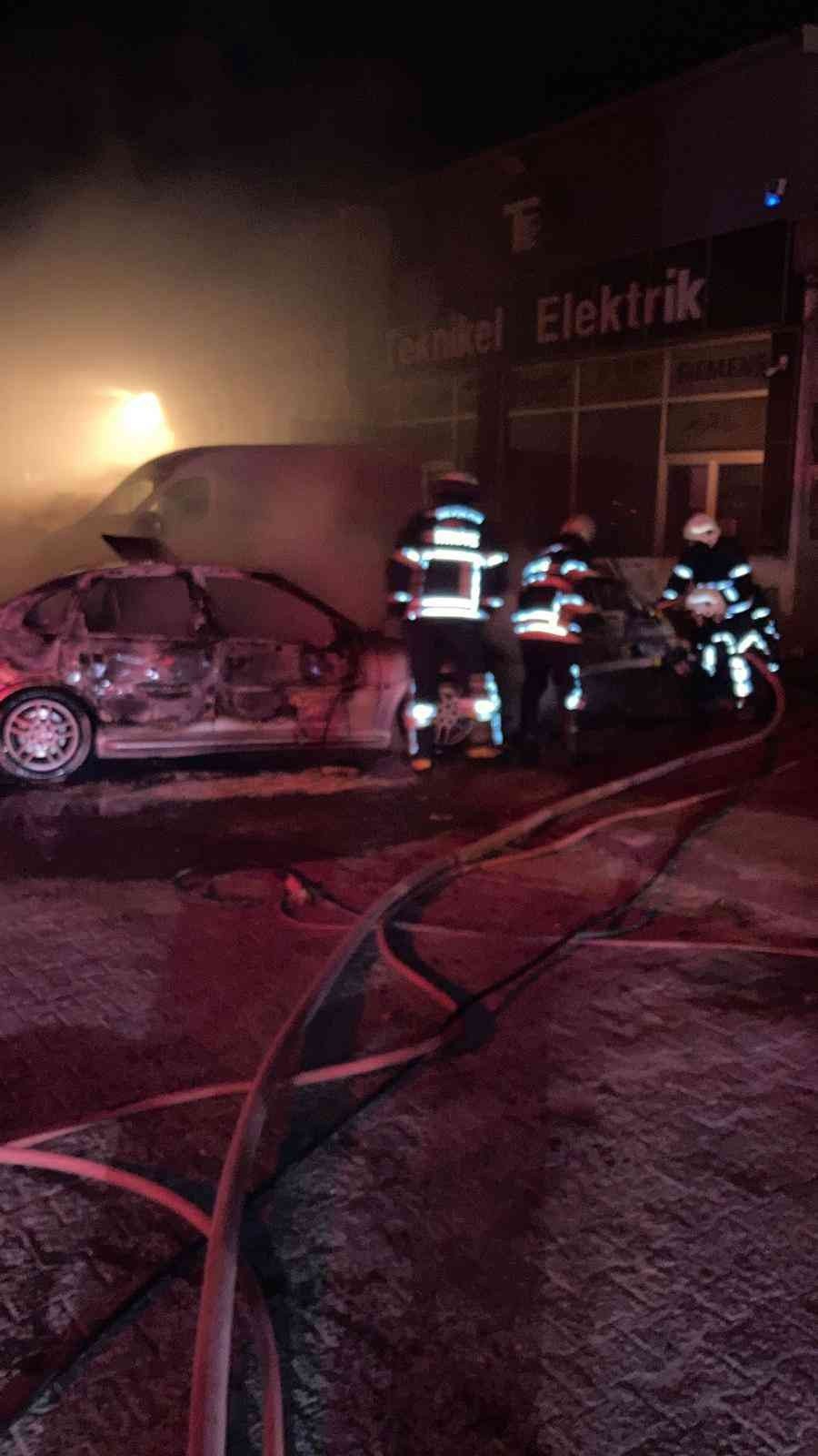 Sanayi sitesinde park halindeki araç alev topuna döndü