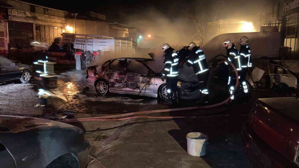 Sanayi sitesinde park halindeki araç alev topuna döndü