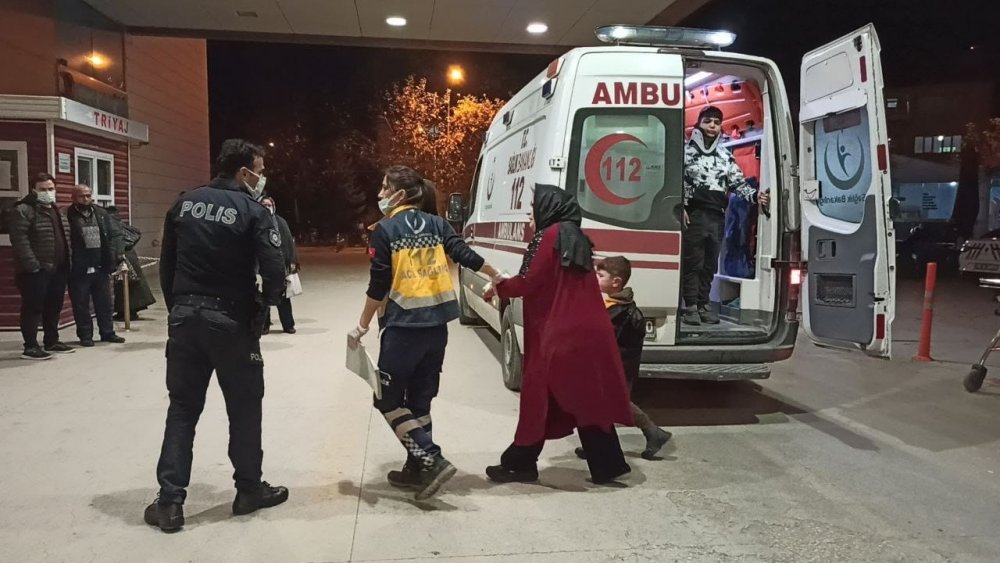 Taklalar atan araç inşaat temeline uçtu! Anne ve 2 çocuğu yaralandı