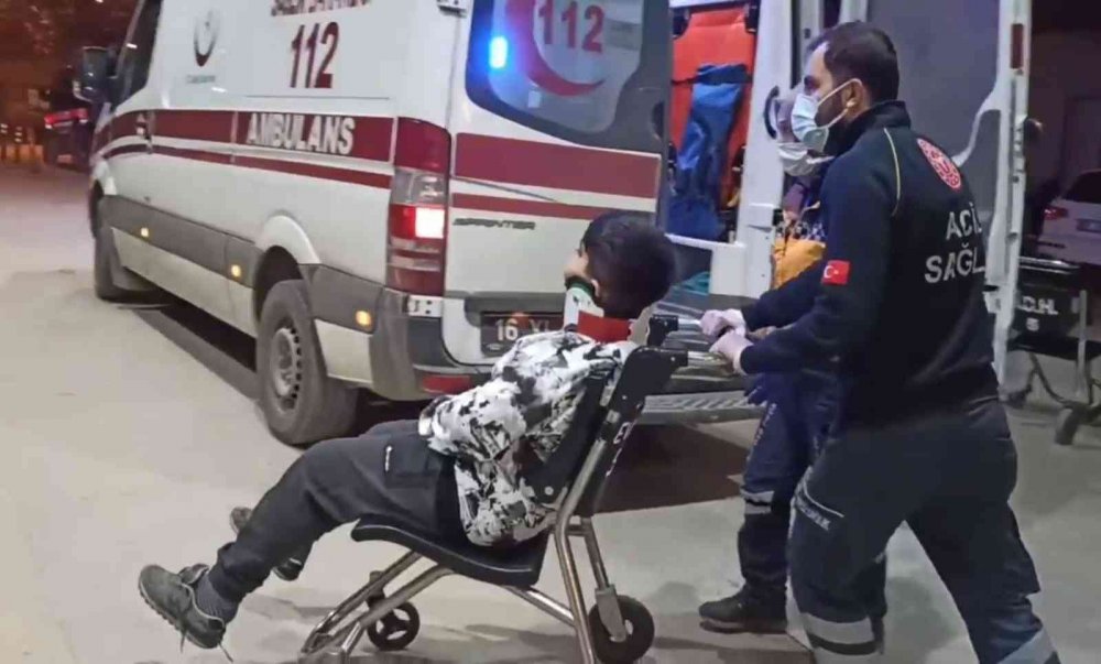 Taklalar atan araç inşaat temeline uçtu! Anne ve 2 çocuğu yaralandı