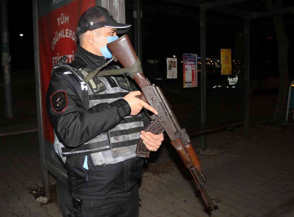 Adana’da çeşitli suçlardan aranan 21 şahıs hava destekli huzur uygulamasına takıldı