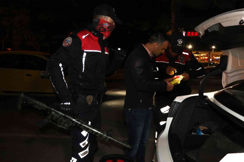 Adana’da çeşitli suçlardan aranan 21 şahıs hava destekli huzur uygulamasına takıldı