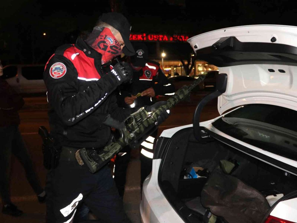 Adana’da çeşitli suçlardan aranan 21 şahıs hava destekli huzur uygulamasına takıldı