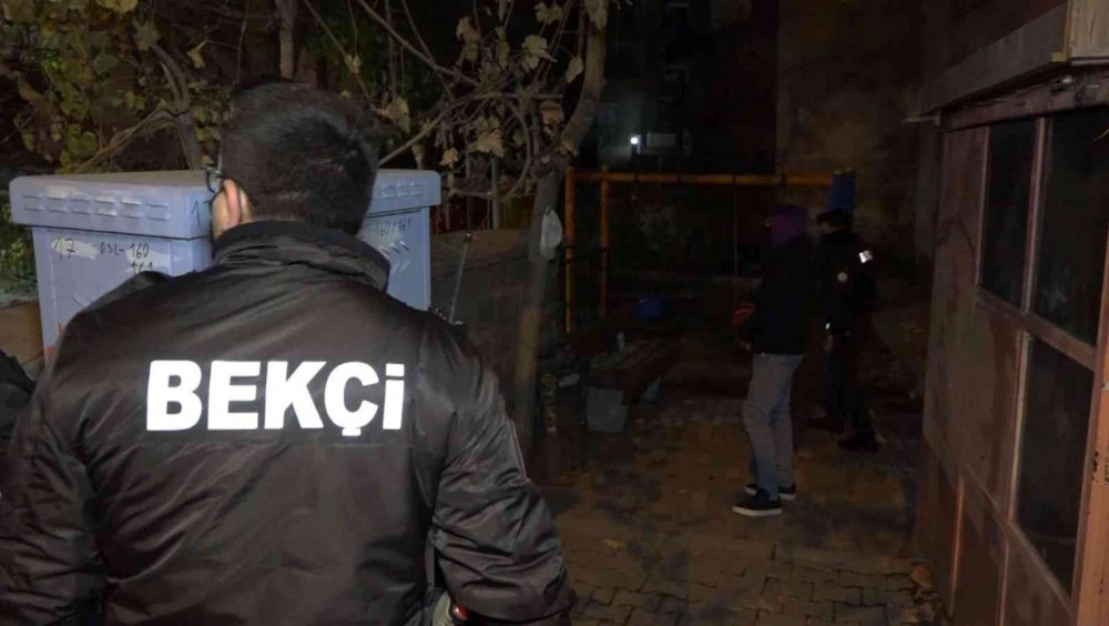 Aksaray'da tabanca ve bıçakla yakalanan genç gözaltına alındı