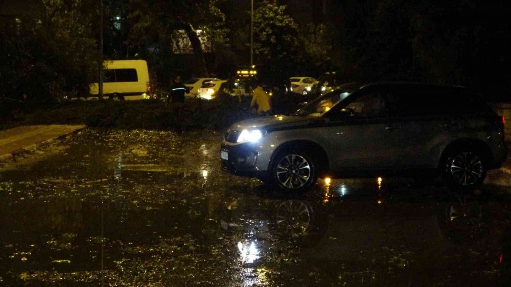 Antalya’da hortum! Ağaçlar kökünden söküldü ortalık savaş alanına döndü