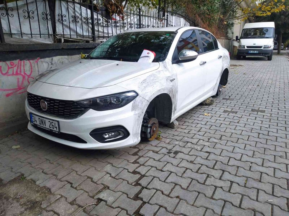 Çiçek Abbas filmi gerçek oldu! 4 lastiğini jantları ile birlikte çaldı