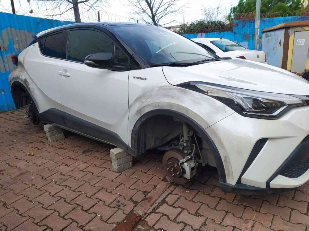 Çiçek Abbas filmi gerçek oldu! 4 lastiğini jantları ile birlikte çaldı