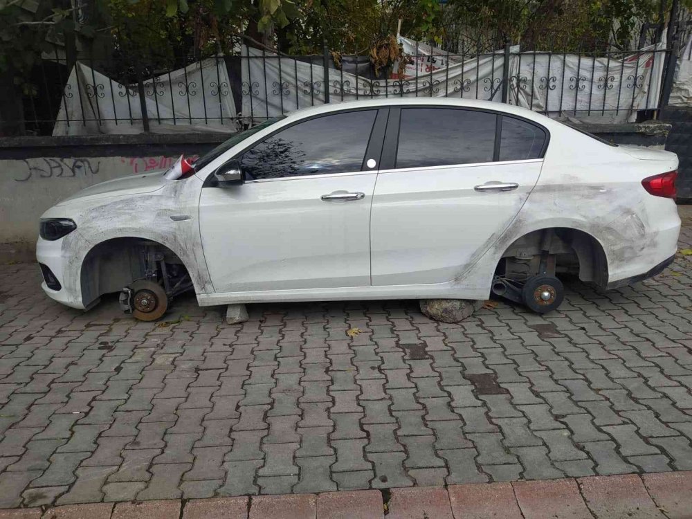 Çiçek Abbas filmi gerçek oldu! 4 lastiğini jantları ile birlikte çaldı