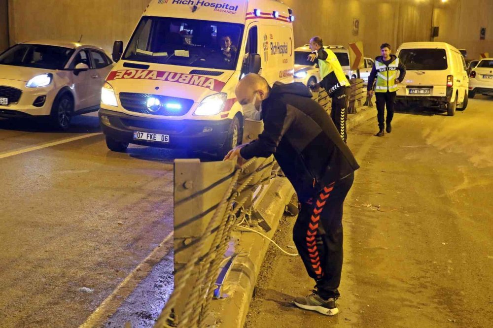 Emniyet kemeri takmadı! Bariyerlere çarpıp camdan fırlayan Mahmut Yavaşcan otomobile çarparak can verdi