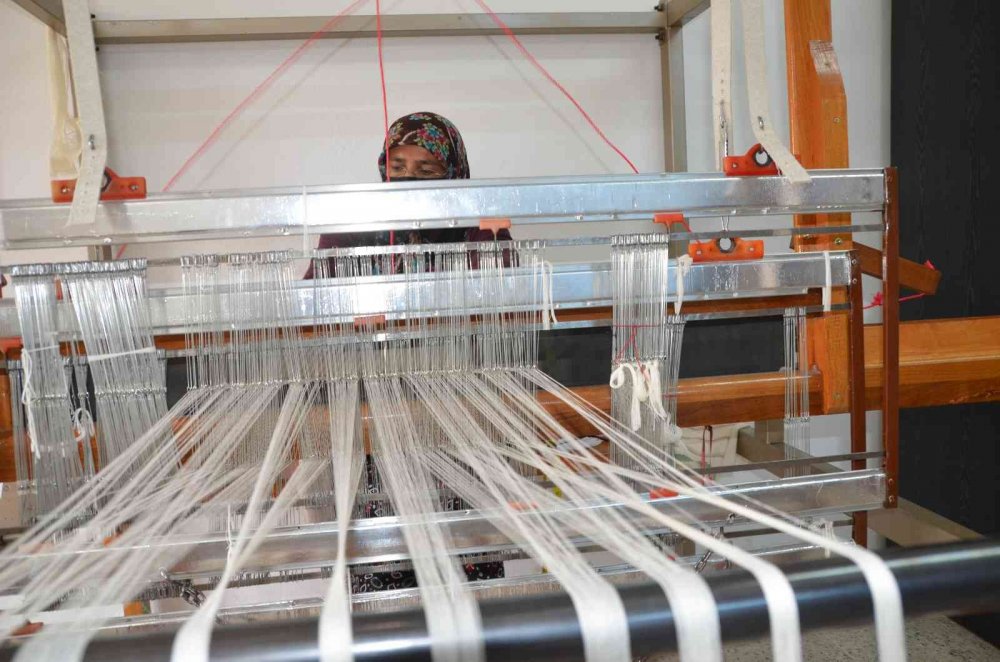 İbradı'da 300 yıllık geleneksel dokuma örtüler yeniden hayat buluyor