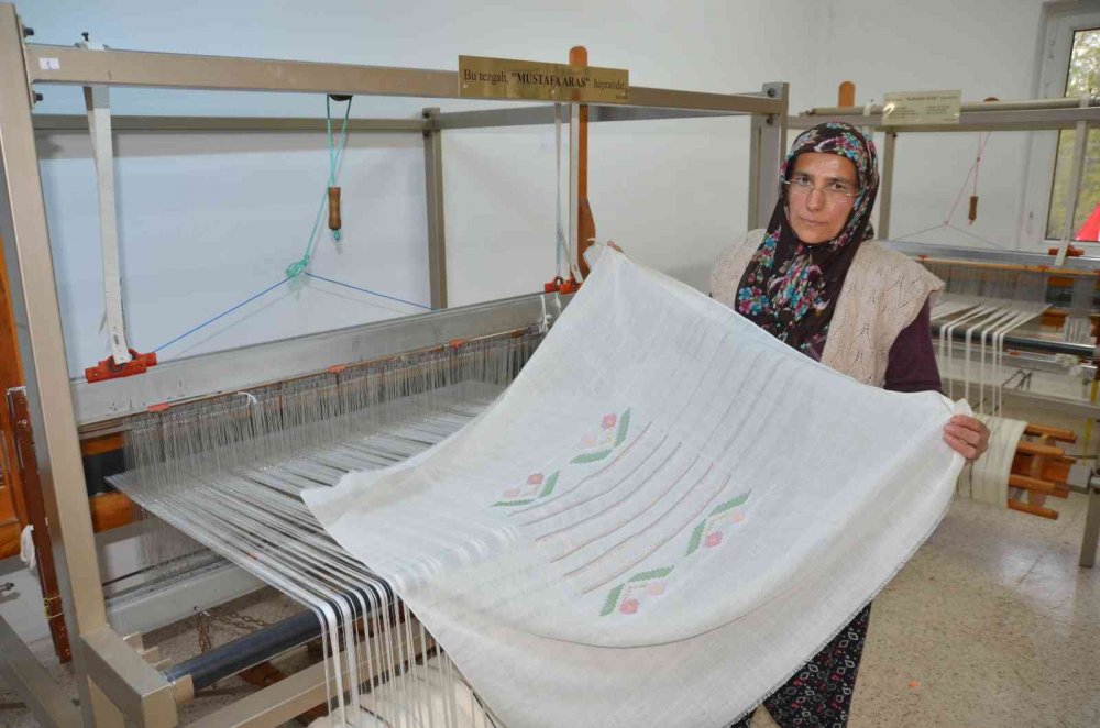 İbradı'da 300 yıllık geleneksel dokuma örtüler yeniden hayat buluyor