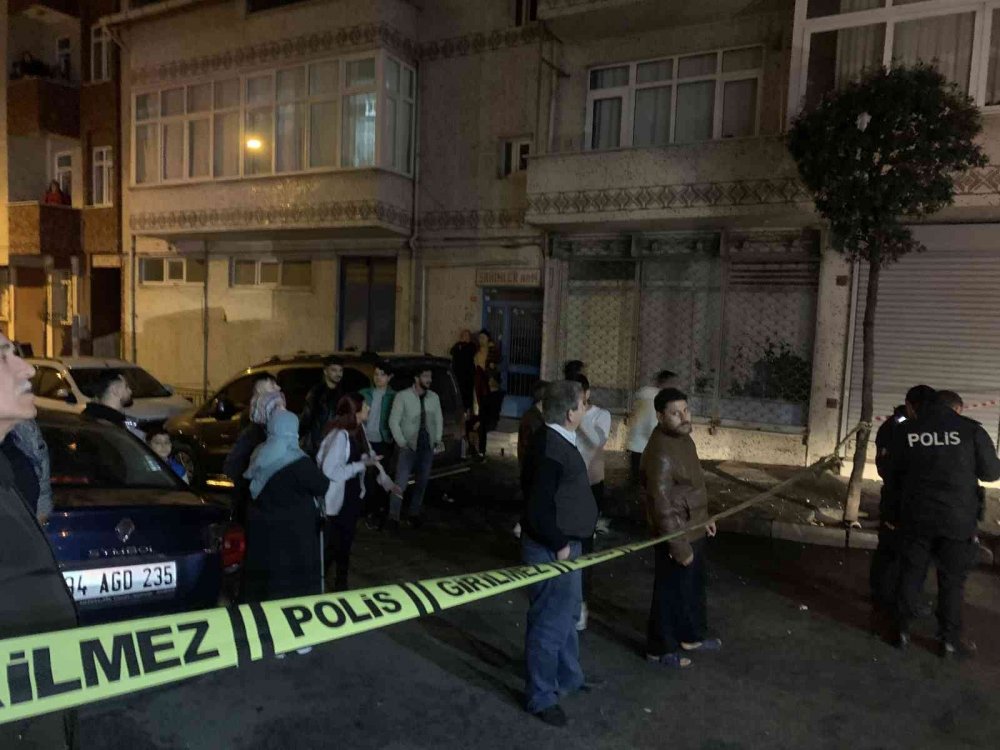 İstanbul’da 5 katlı binanın çatısında korkutan yangın