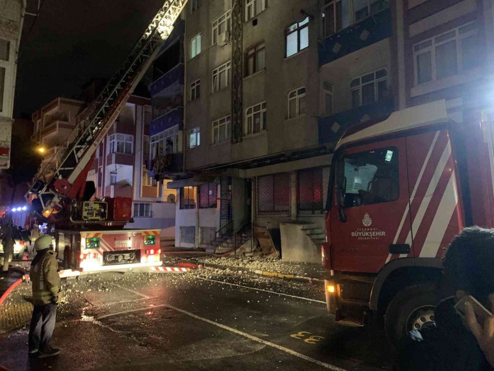İstanbul’da 5 katlı binanın çatısında korkutan yangın