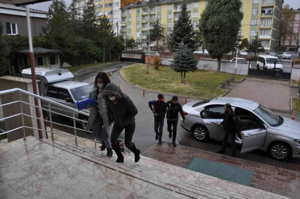 Konya'da özel bölmede uyuşturucuyla yakalanan 5 zanlıdan 2'si tutuklandı