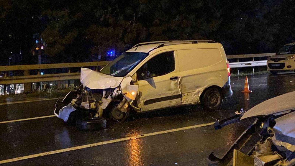 TEM'de sabaha karşı zincirleme kaza: 2 ağır yaralı